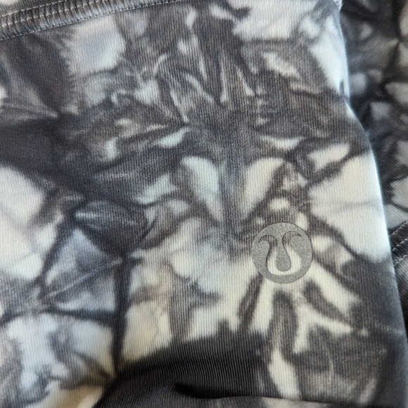 Lululemon black and white marble pattern leggings size 2 - Picture 2 of 4